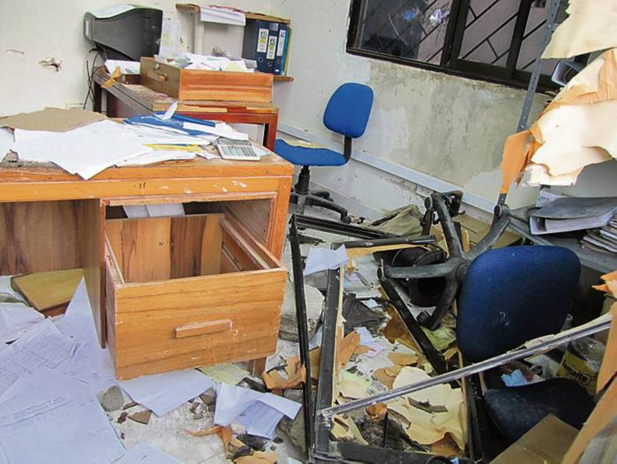 Los vándalos destrozaron las instalaciones del Hospital Local de Arjona, cuando se enteraron que la víctima murió.