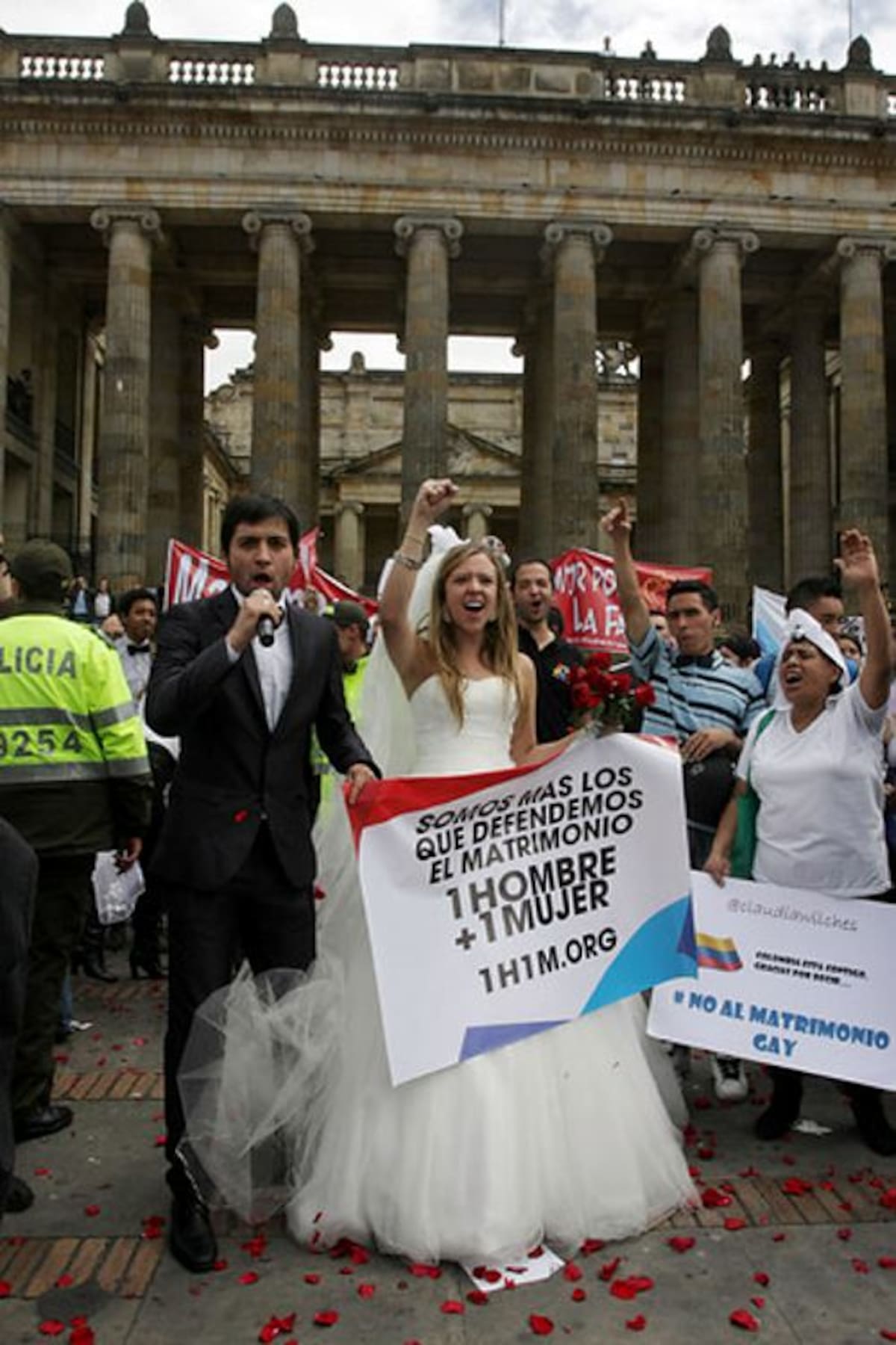 En la Plaza de Bolívar continúan más de 500 personas protestando por el trámite del proyecto. COLPRENSA