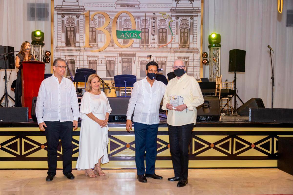El presidente del Club Cartagena, Orlando Bustillo Pareja y primer y segundo Vicepresidente, Jaime Dávila-Pestana y Margarita Vélez Vásquez, condecoran a Héctor Fernando Trujillo, descendiente del fundador del Club, Fernando Vélez Daníes.
