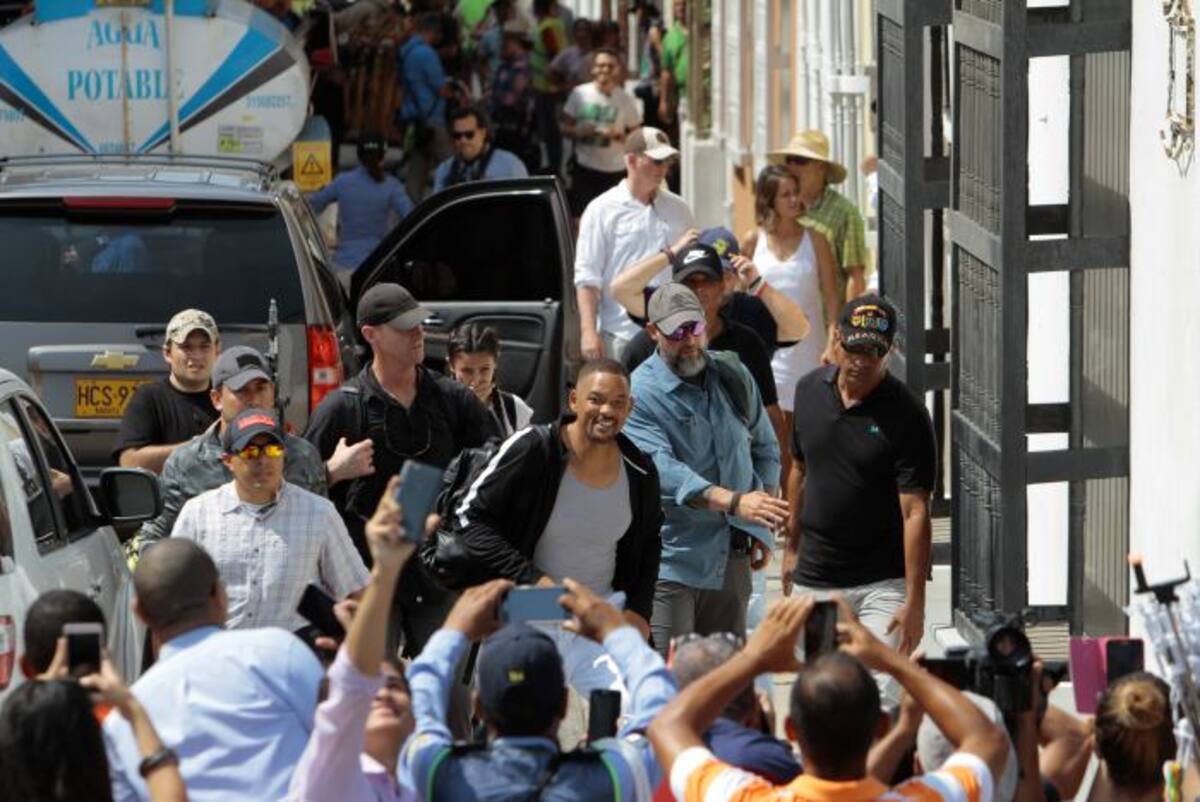 Will Smith camina saludando al público durante el primer día de rodaje en la calle Don Sancho. Luis Herrán- El Universal.