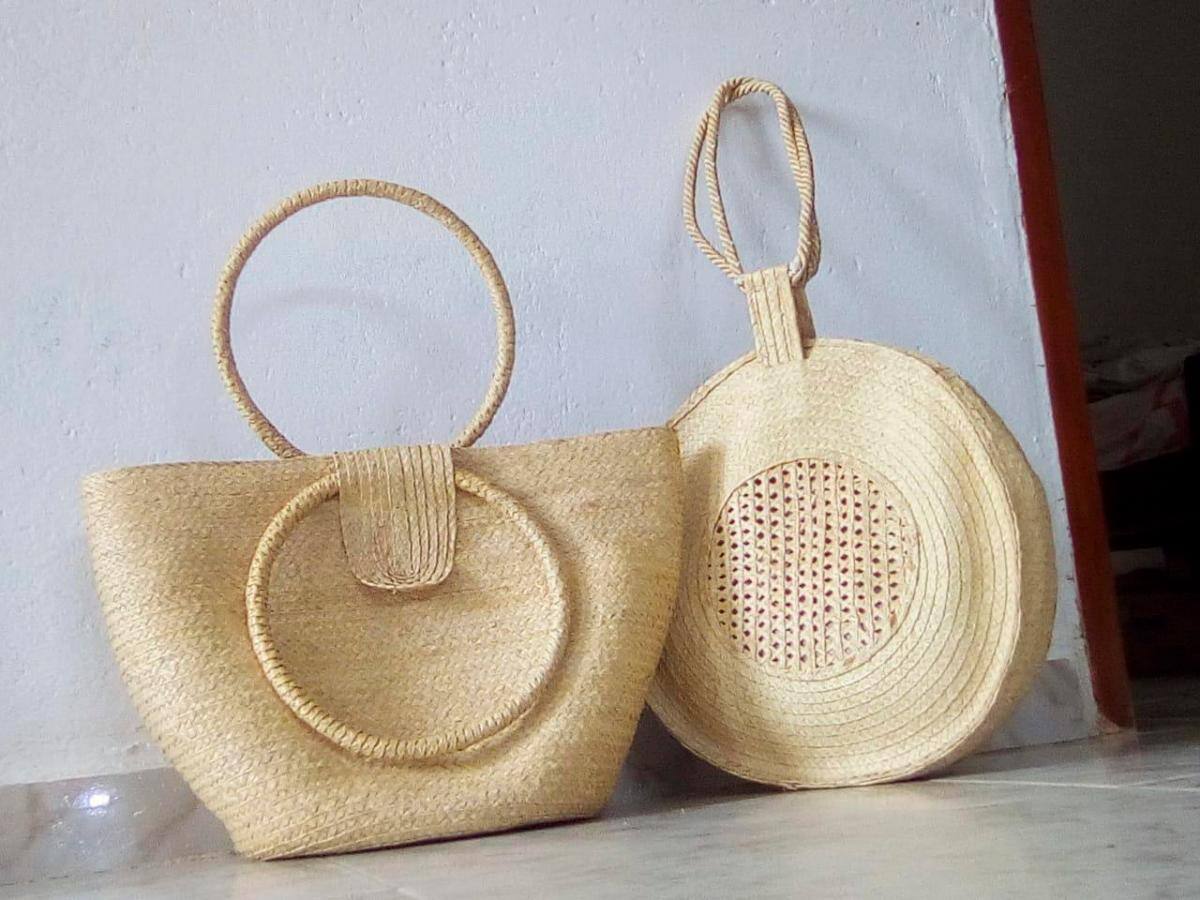 Bolsos tejidos en palma.