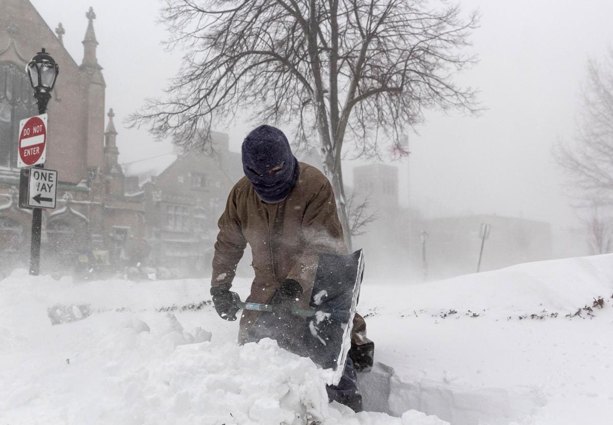 La tormenta invernal Elliot comenzó a perder fuerza este domingo, tras haber dejado a su paso temperaturas bajo cero desde Canadá hasta Texas. //EFE