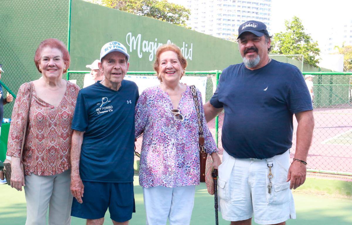 Rosita De Pombo, Raimundo De Pombo, Angelita De Pombo y Gustavo Plested De Pombo.