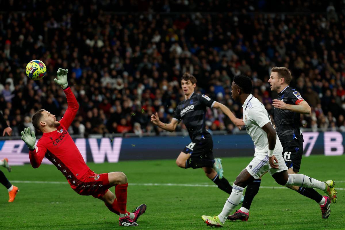 Real Madrid y Real Sociedad dan aire al Barcelona