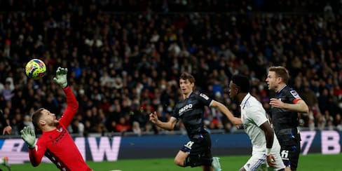 Real Madrid y Real Sociedad dan aire al Barcelona