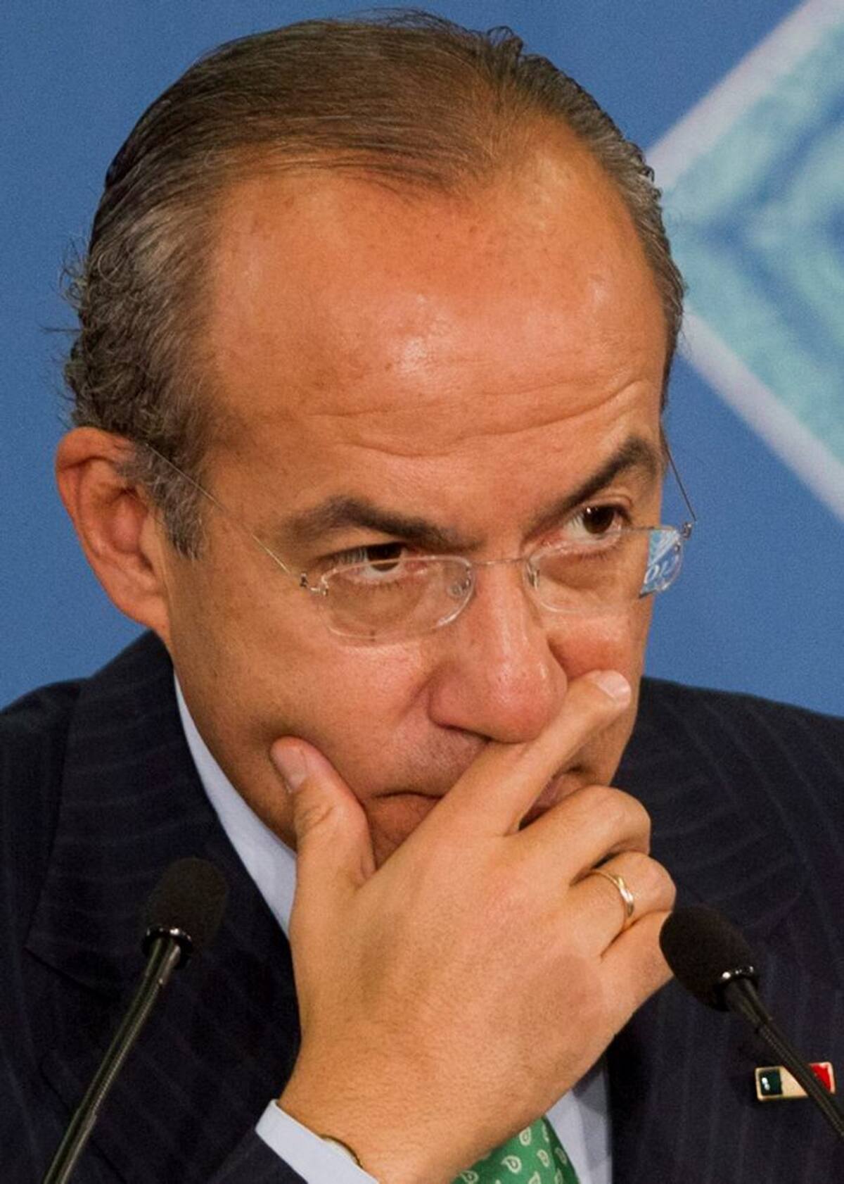 Felipe Calderón se despide de seguidores en Twitter antes de dejar cargo en México. AP