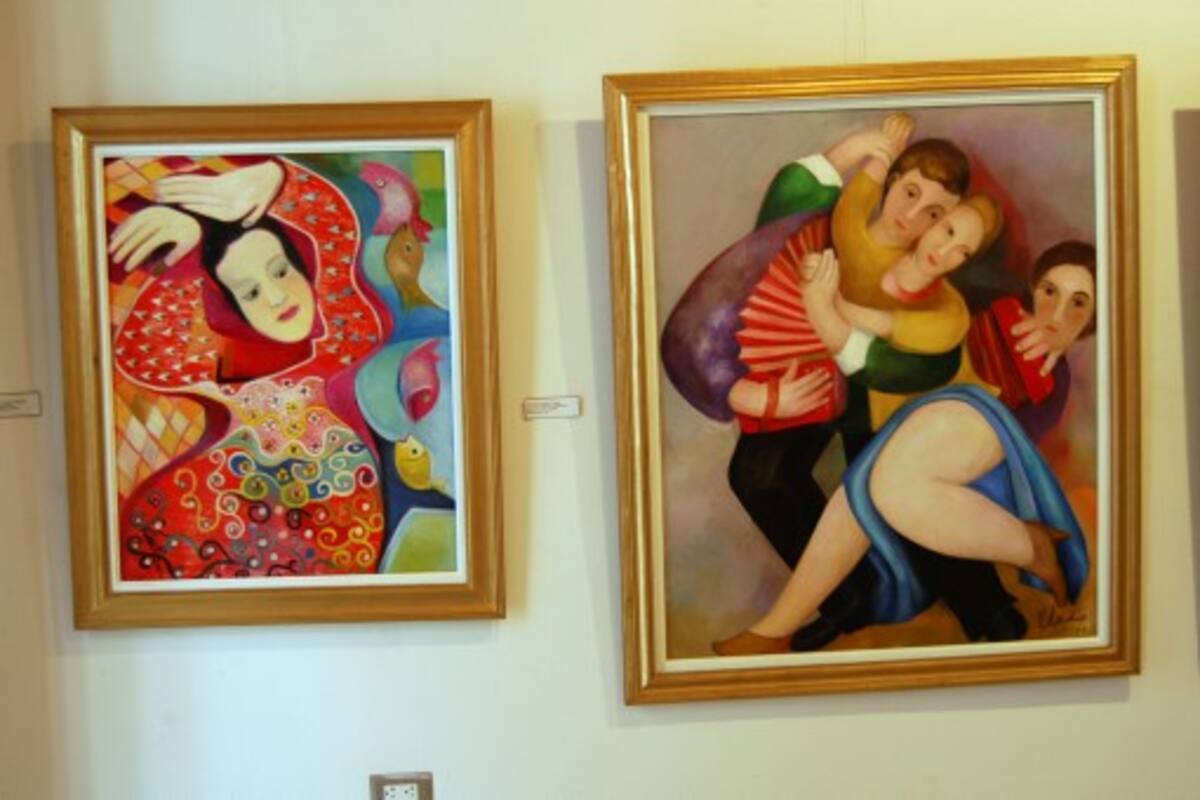 Figuras danzantes, juguetonas y amorosas aparecen en su obra.