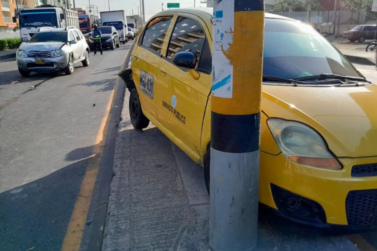 Choque entre taxi y camioneta dejó 4 heridos, en Villas de La Candelaria