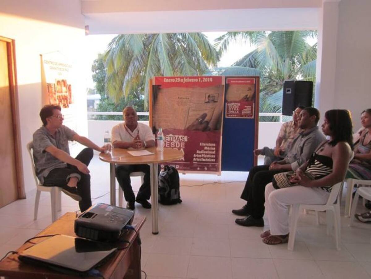 Solano (a la izquierda) conversando con el público que asistió a la Fundación Granitos de Paz. Solano (a la izquierda) conversando con el público que asistió a la Fundación Granitos de Paz.