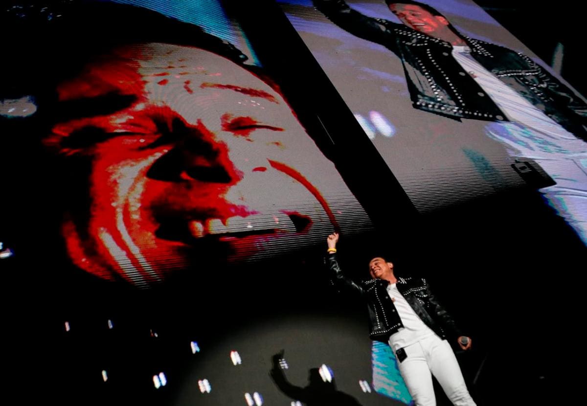El cantante colombiano Silvestre Dangond durante su concierto en Bogotá. //Fotos: EFE y redes sociales.