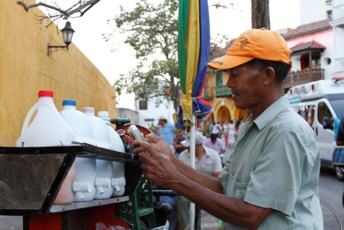 El señor Raymundo Ruíz Vega probó la señal de internet desde la Plaza de Los Coches y aunque no sabe mucho de tecnología, sí aplaudió la iniciativa. Luis Eduardo Herrán.