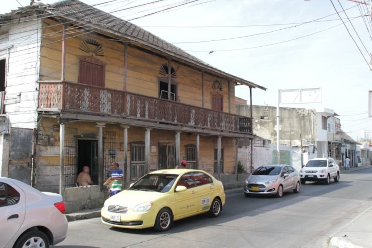 Muchos residentes de el Espinal han vendido los inmuebles y se han ido. La gentrificación gana terreno en el barrio. Aquí se ve una de las emblemáticas casas de El Espinal, en la Calle Real, que hoy es una bodega de materiales reciclados. Luis Aparicio