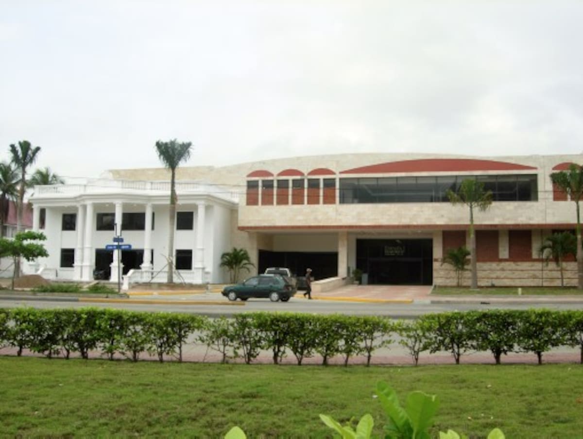 Fachada del Centro Comercial Portal de San Felipe, en el Pie del Cerro.