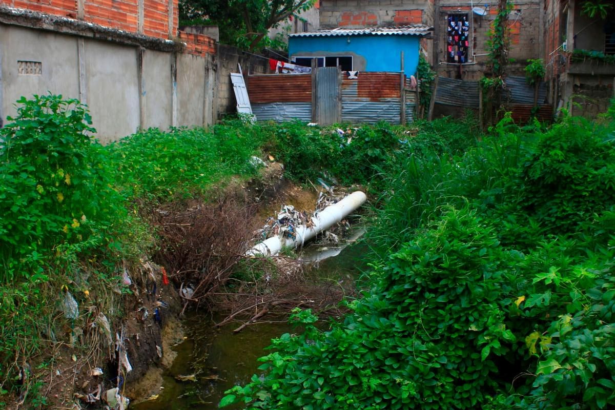 Tubo madre de alcantarillado, en riesgo de romperse en San Pedro Mártir