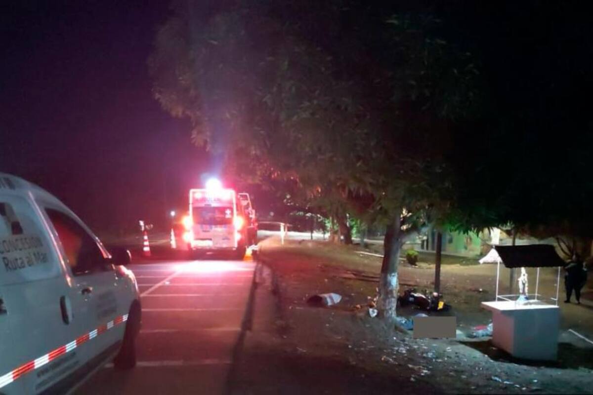 Moto se salió de la vía y chocó contra un árbol: mueren mujer y hombre