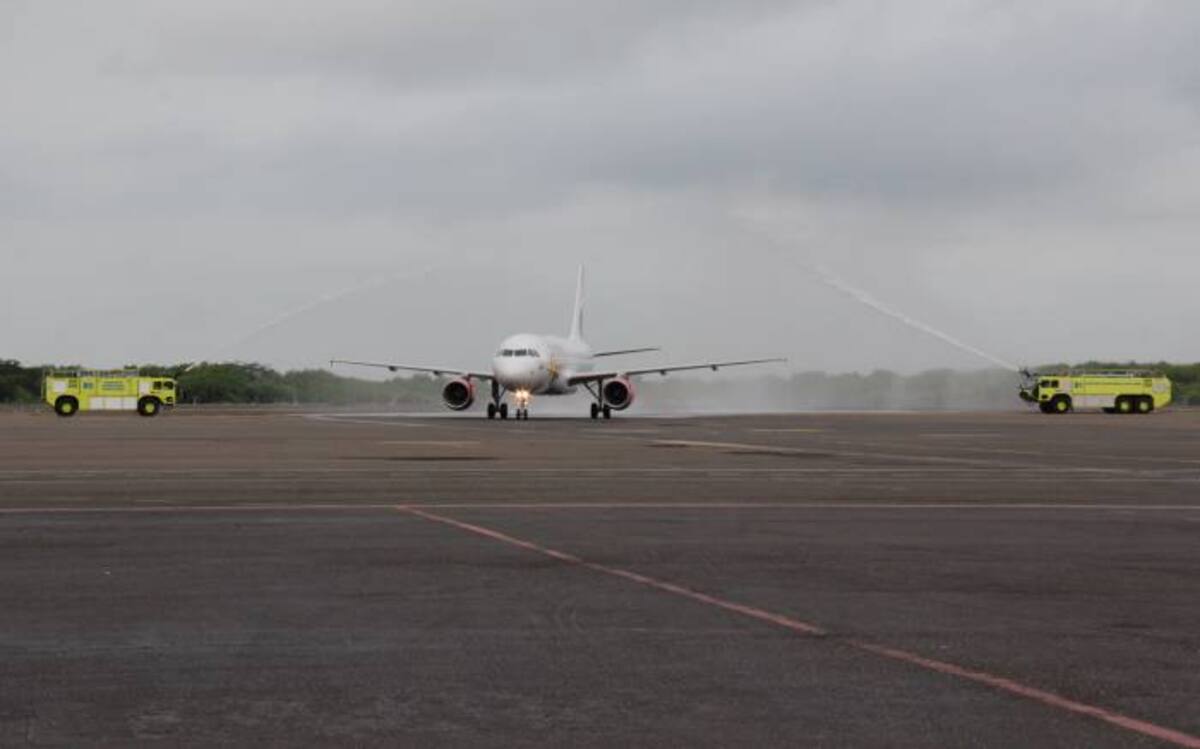 El tradicional bautizo al primer avión de Viva Colombia que llegó ayer al Aeropuerto Rafael Núñez. KAILLINE GIRALDO - EL UNIVERSAL