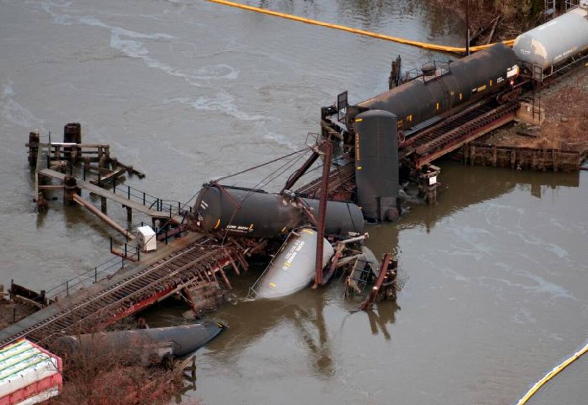 Sólo dos locomotoras y los primeros cinco vagones del tren que se dirigía al sur cruzaron el puente antes de que siete vagones se descarrilaran. AP Cliff Owen