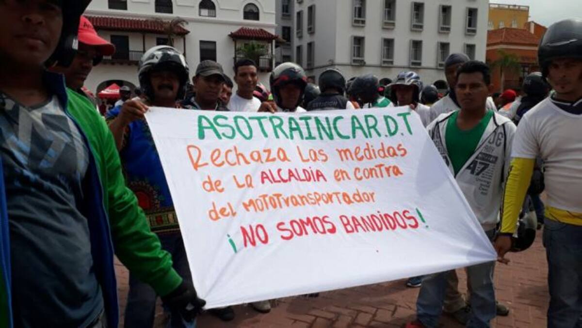 Mototaxistas en las afueras de la Alcaldía Mayor. Aroldo Mestre// El Universal