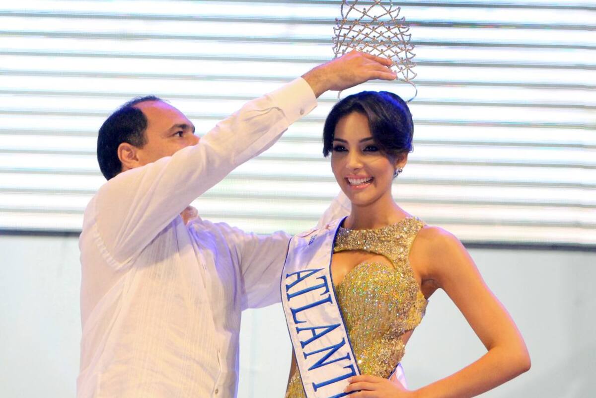 El gobernador Antonio Segebre, le impuso la banda a Mayra Alejandra.