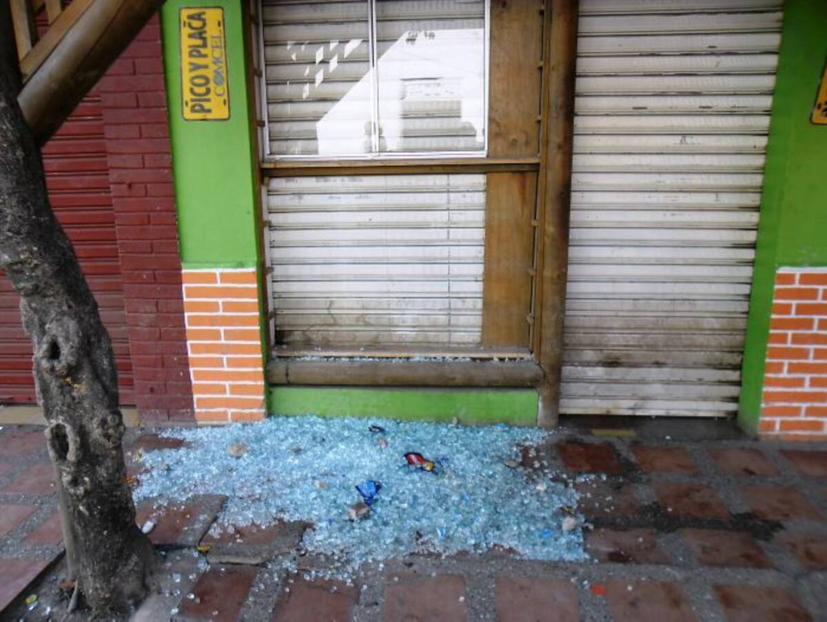 Apedreado el comercio. JOSEITO CASTAÑO - ESPECIAL PARA EL UNIVERSAL -