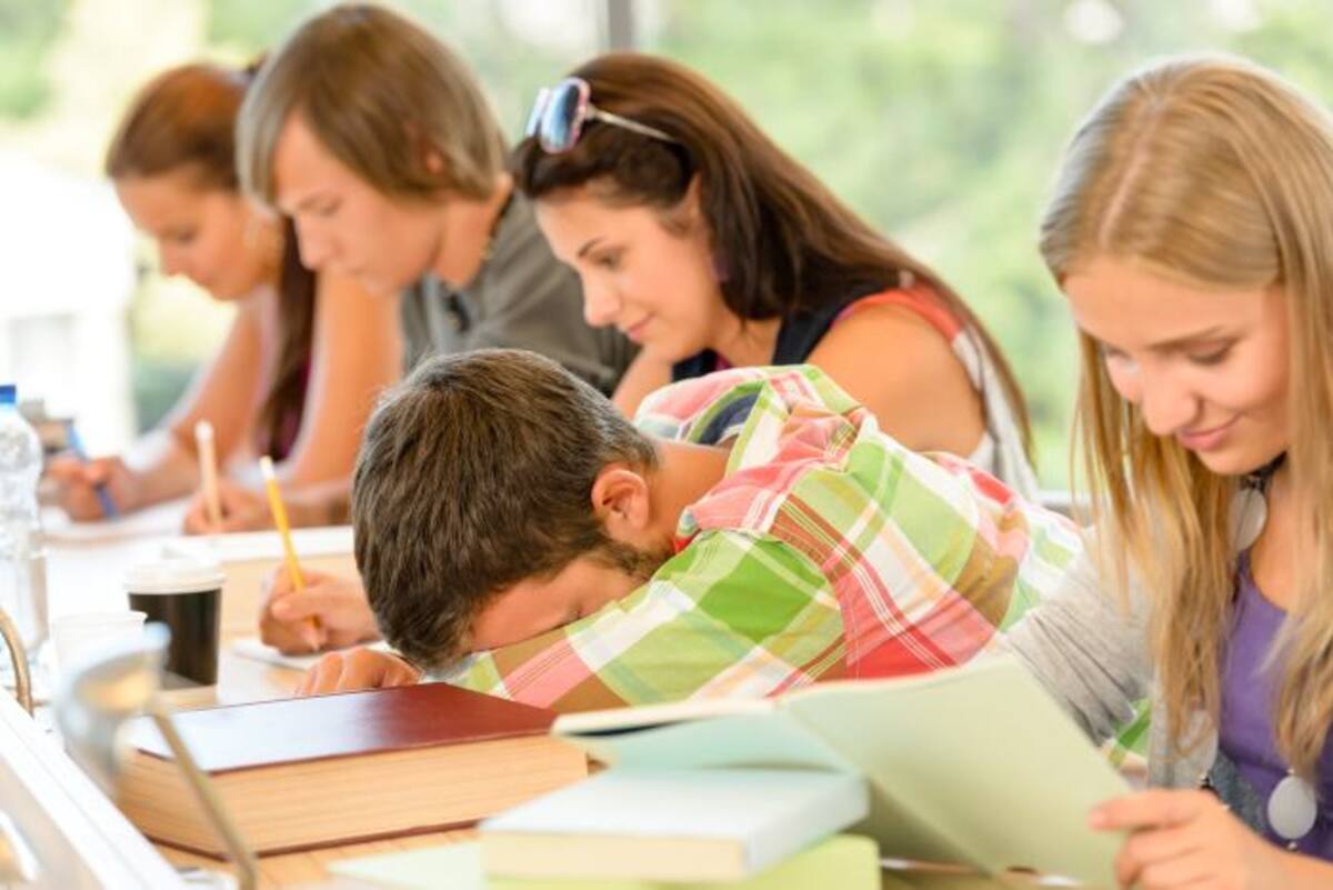 Muchos jóvenes que tienen que madrugar al colegio se adormecen en clase porque se acuestan tarde, por culpa (según expertos) de la baja melatonina. 123RF.