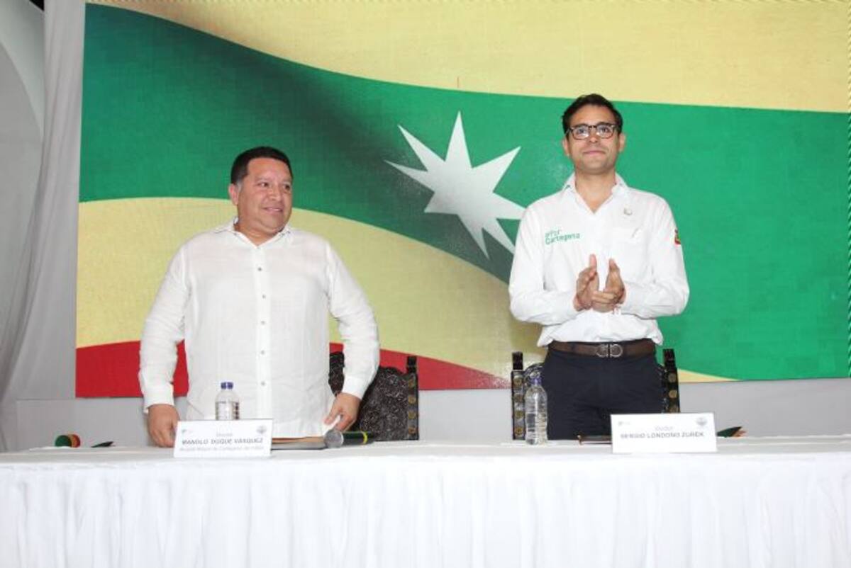 Manolo Duque, alcalde electo de Cartagena junto a Sergio Londoño, alcalde encargado. Kailline Giraldo - El Universal.