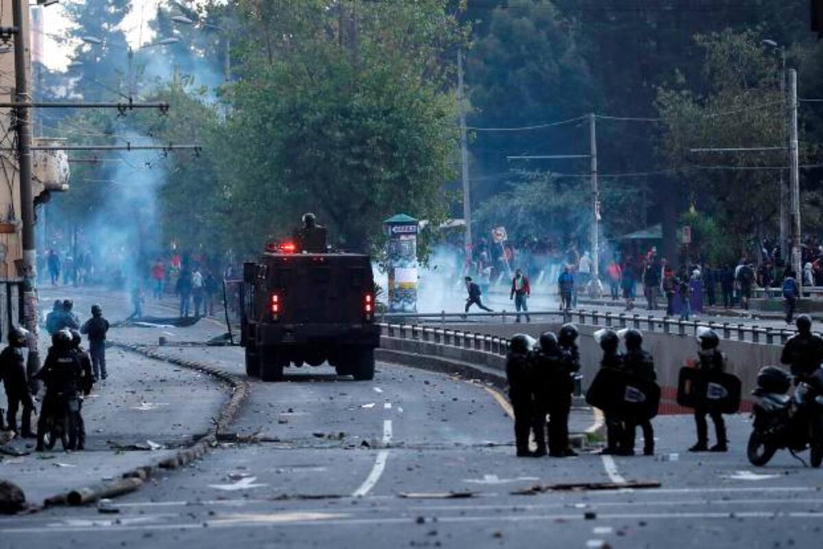 Transportadores de Ecuador terminan paro por alza de combustibles