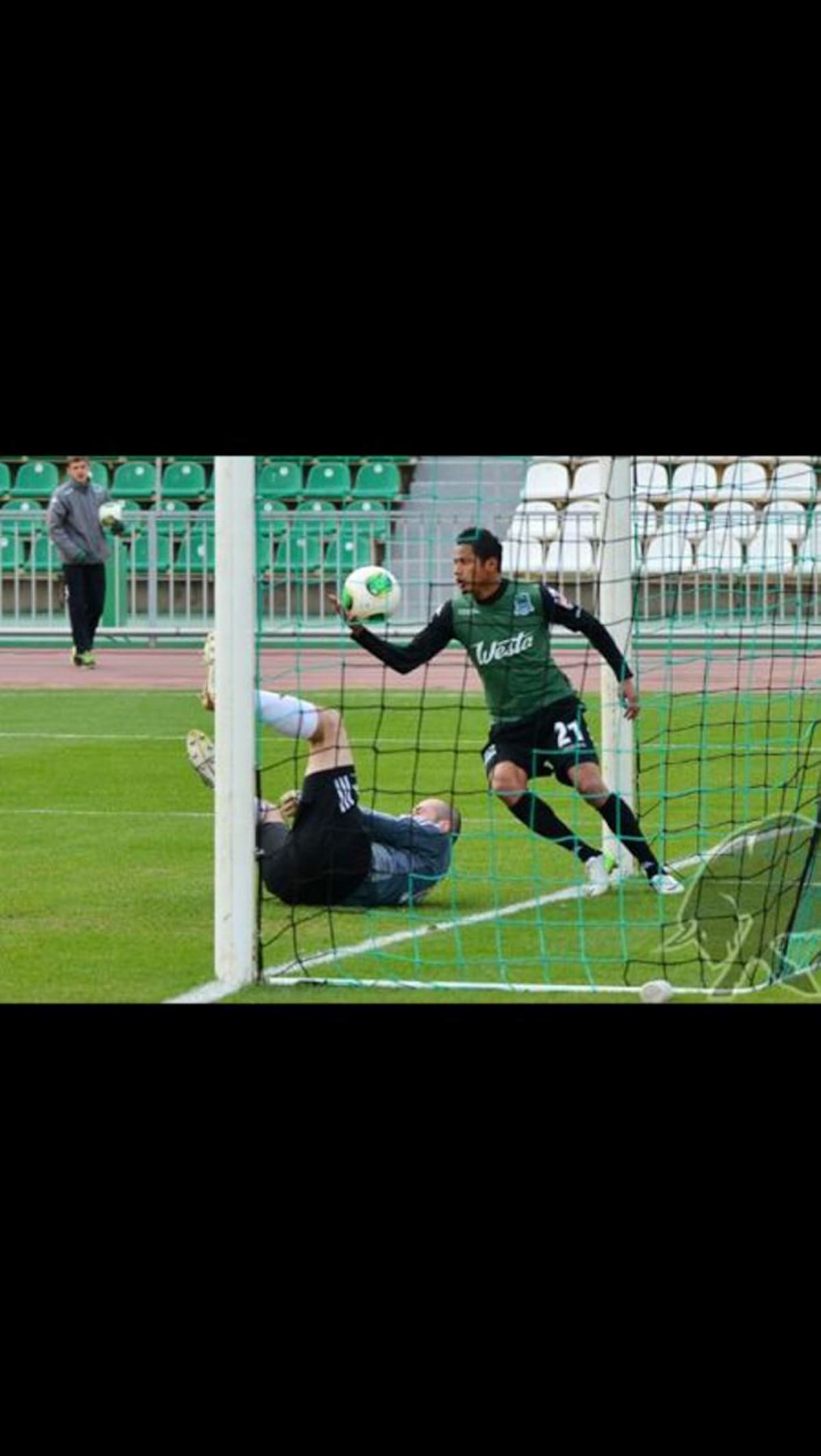 Es un jugador inteligente en la cancha. Juega como atacante y media punta. Cortesía