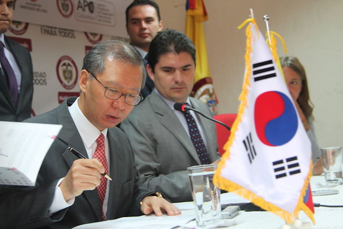 El Ministro de Vivienda en la firma de cooperación con Corea. COLPRENSA