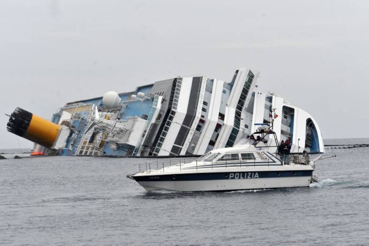 Un total de 32 personas murieron tras el incidente y algunas de las víctimas no fueron localizadas hasta que el crucero no fue remolcado en octubre de 2014 al puerto de Génova (noroeste). EFE-LUCA ZENNARO