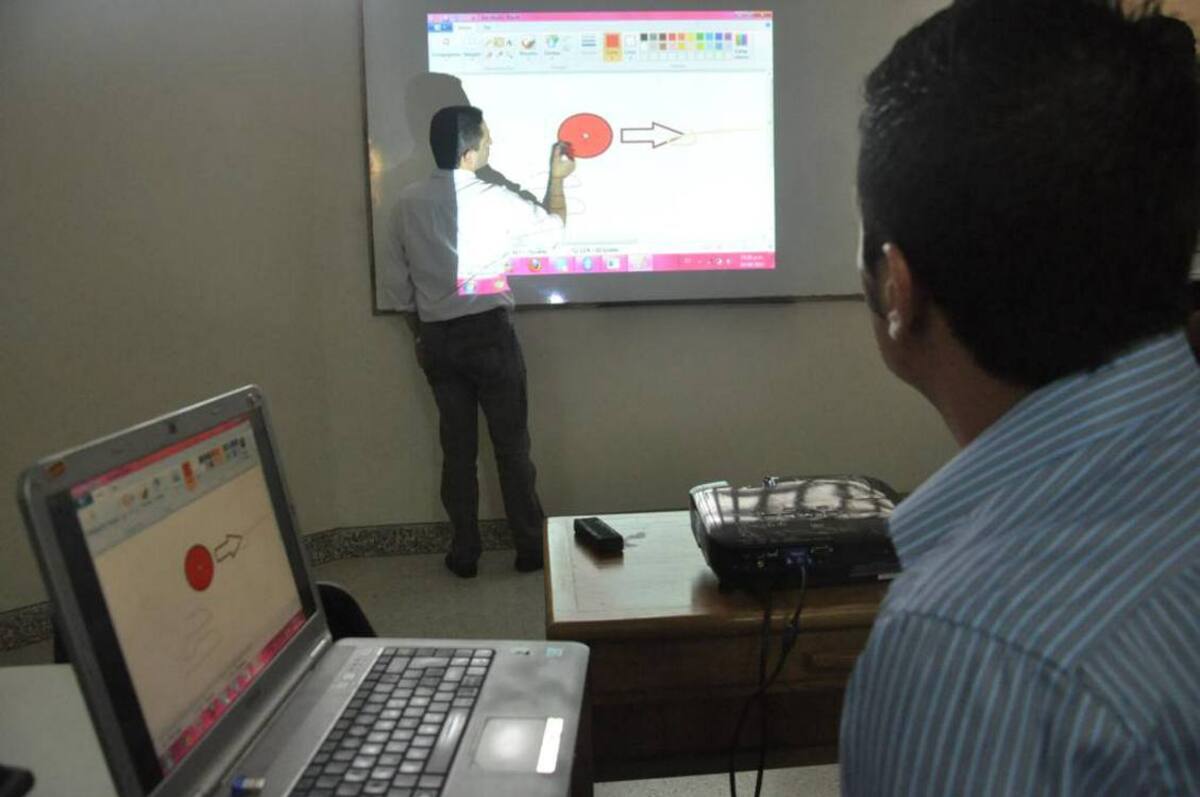Demostración del "Tablero Virtual" sin marcador de tinta, con el cual se puede escribir, pintar y crear presentación, buscando mejorar los procesos de enseñanza y aprendizaje. Cortesía