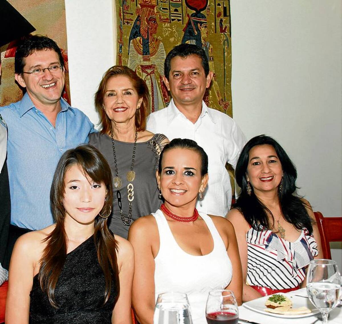 De pie: Leonardo Ramírez, Lucila Serrano y Hugo Ramírez; sentadas: Kelly Álvarez, Xiomara Tatis y Mile Orozco.