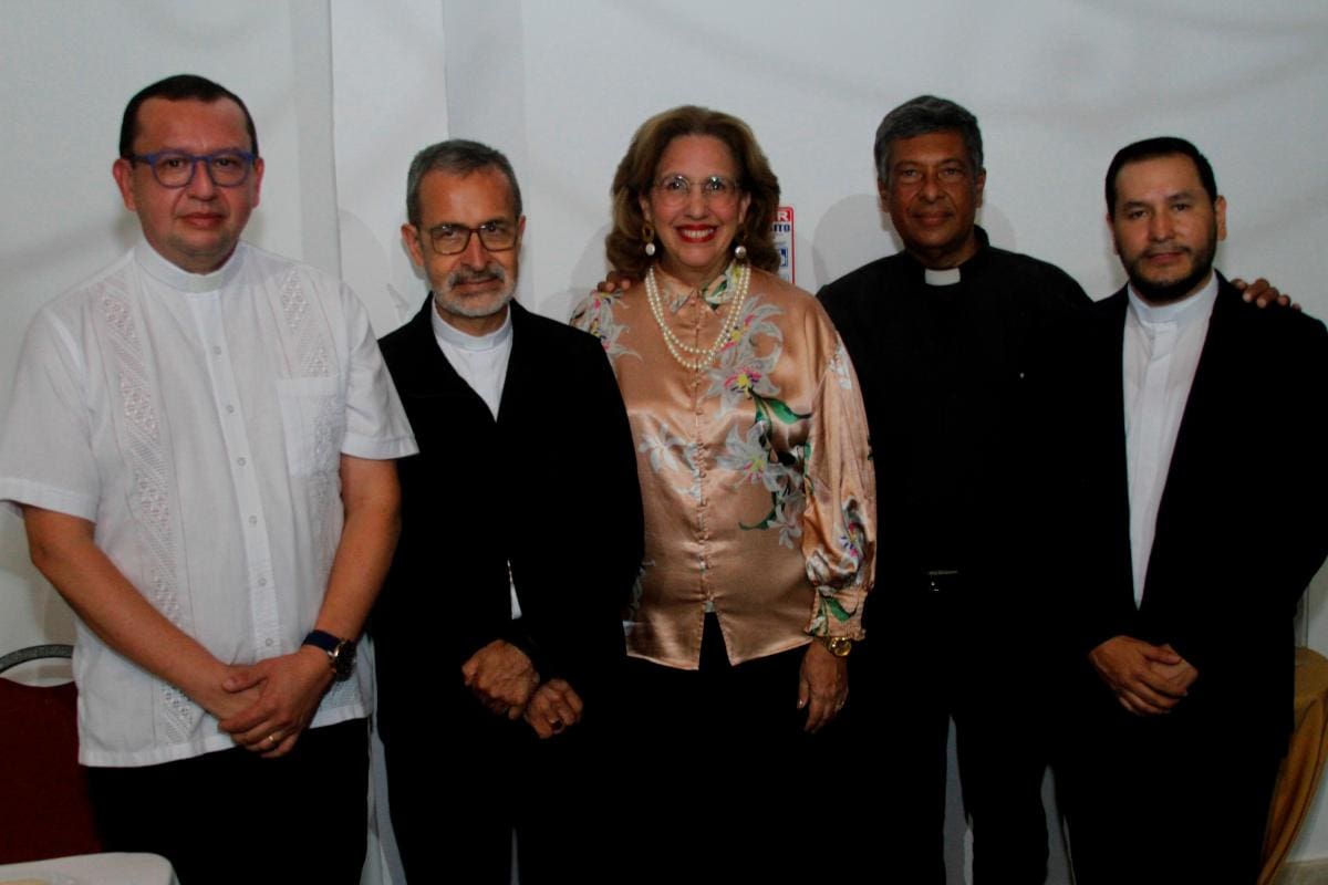 Padre Germán Gándara, Monseñor Francisco Javier Munera, Patricia Martínez, Padre Roger Grau, Padre Jimmy Alejandro Gutiérrez.