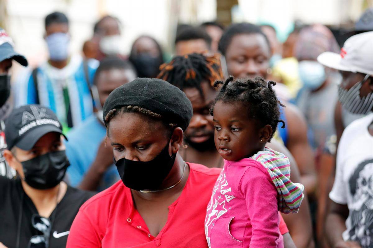 Al llegar a Necoclí, niños, bebés incluso, llevan ya muchos kilómetros a sus espaldas desde que comenzaron su viaje en Brasil y Chile.//Fotos: Efe.