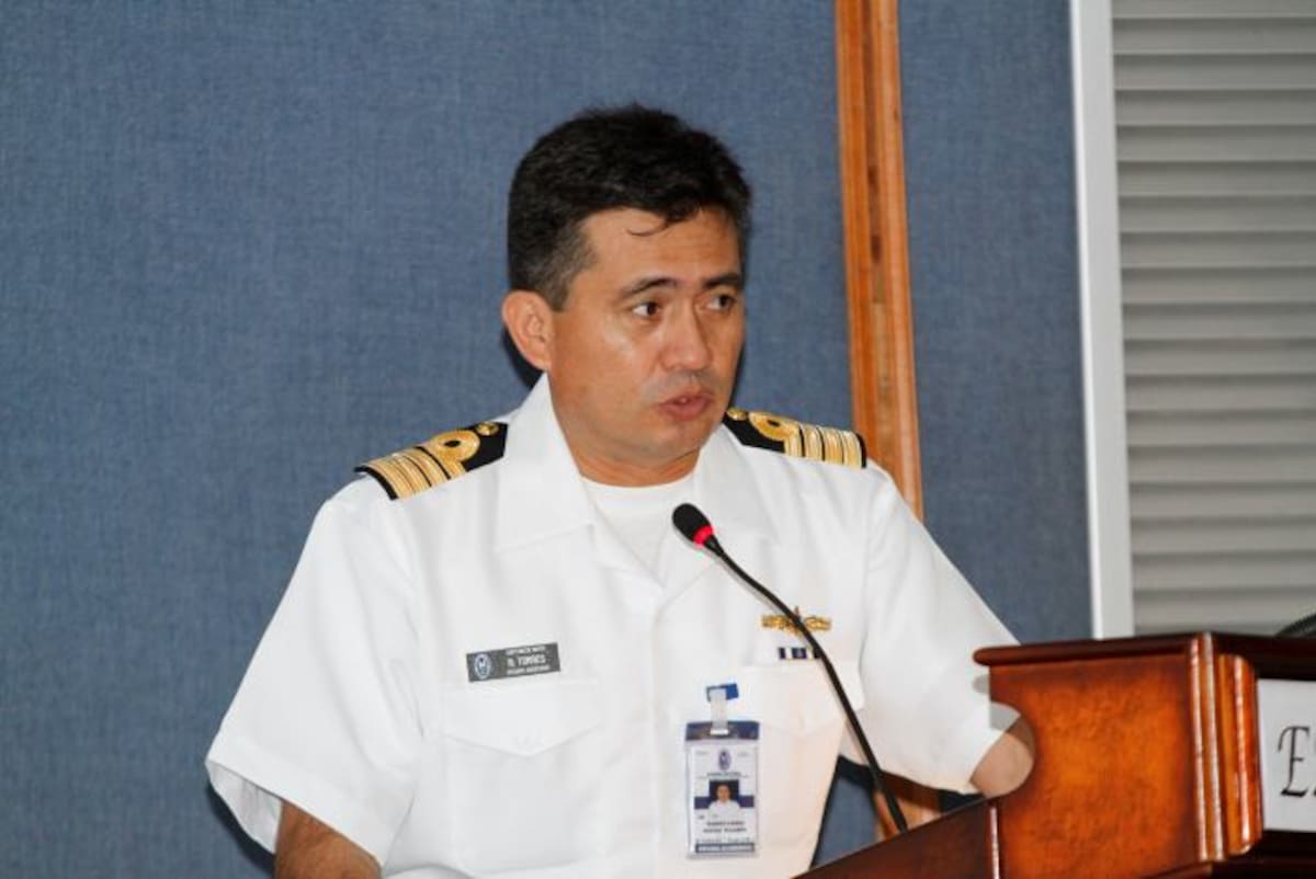El decano académico de la Escuela Naval de Cadetes, Rafael Torres Parra, durante el foro. JULIO CASTAÑO-EL UNIVERSAL