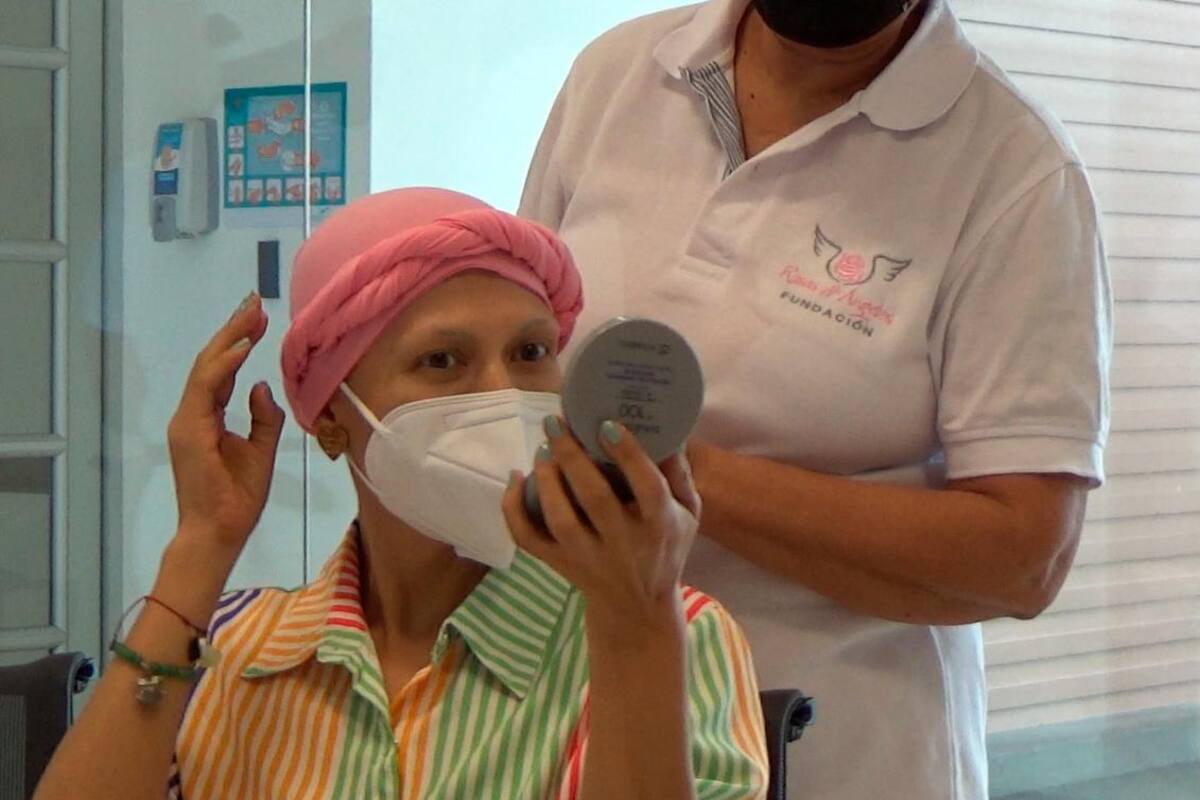 Taller de automaquillaje fortalece el amor propio en pacientes con cáncer