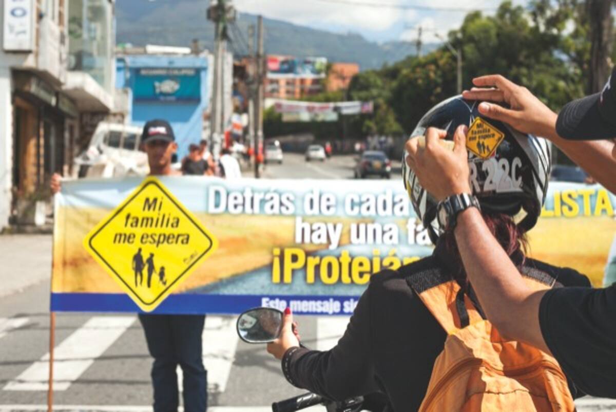 AKT Motos continúa trabajando en su campaña "mi familia me espera".