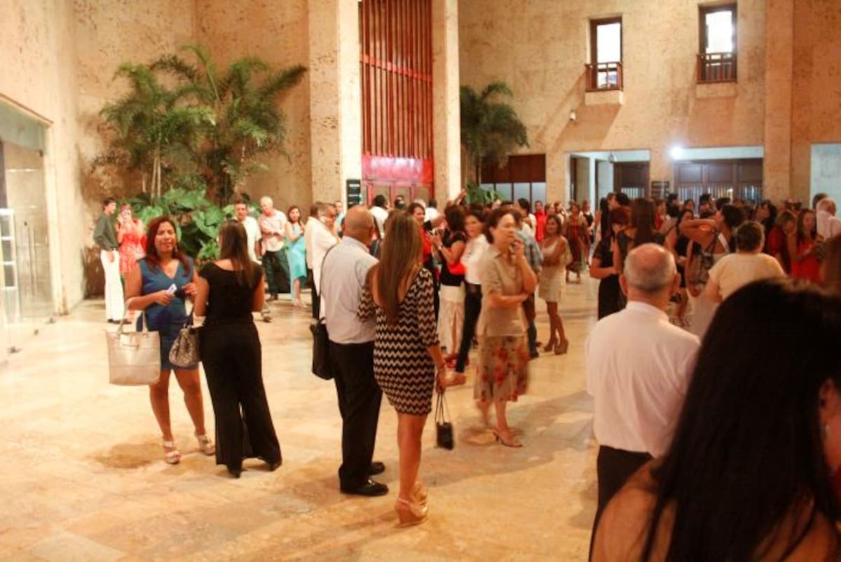 Los asistentes se quedaron esperando a su artista. Algunos dicen que alcanzó a llegar al C.C. pero tampoco lo dejaron ingresar. Kailline Giraldo