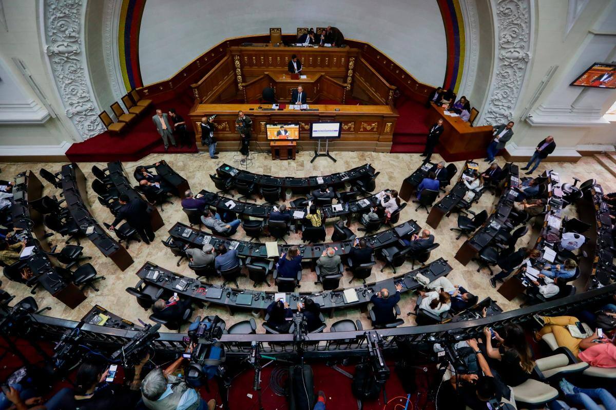 Chavismo firma acuerdo con minoría opositora y anuncia regreso al Parlamento