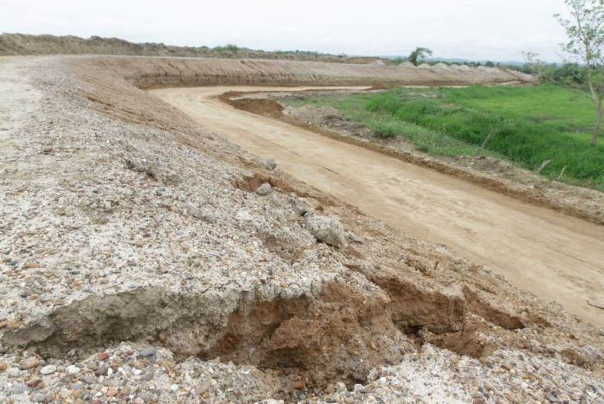 El agua lluvia se acumula y no encuentra salida hacia el Canal del Dique por el terraplén que se construye para evitar que las del río lleguen a la población. Julio Castaño/ El Universal