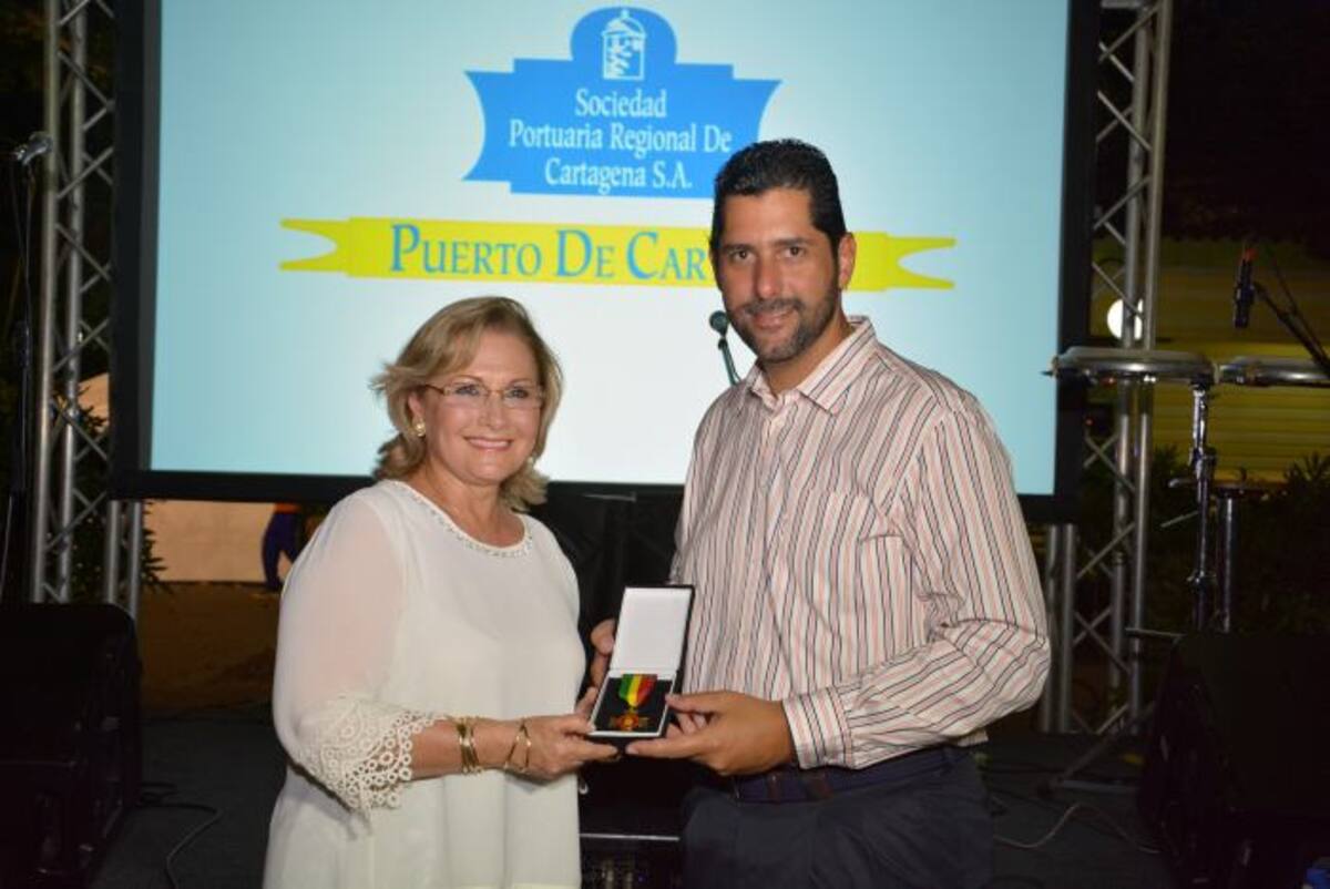 María Cristina Pimiento y el alcalde de Cartagena, Dionisio Vélez Trujillo.