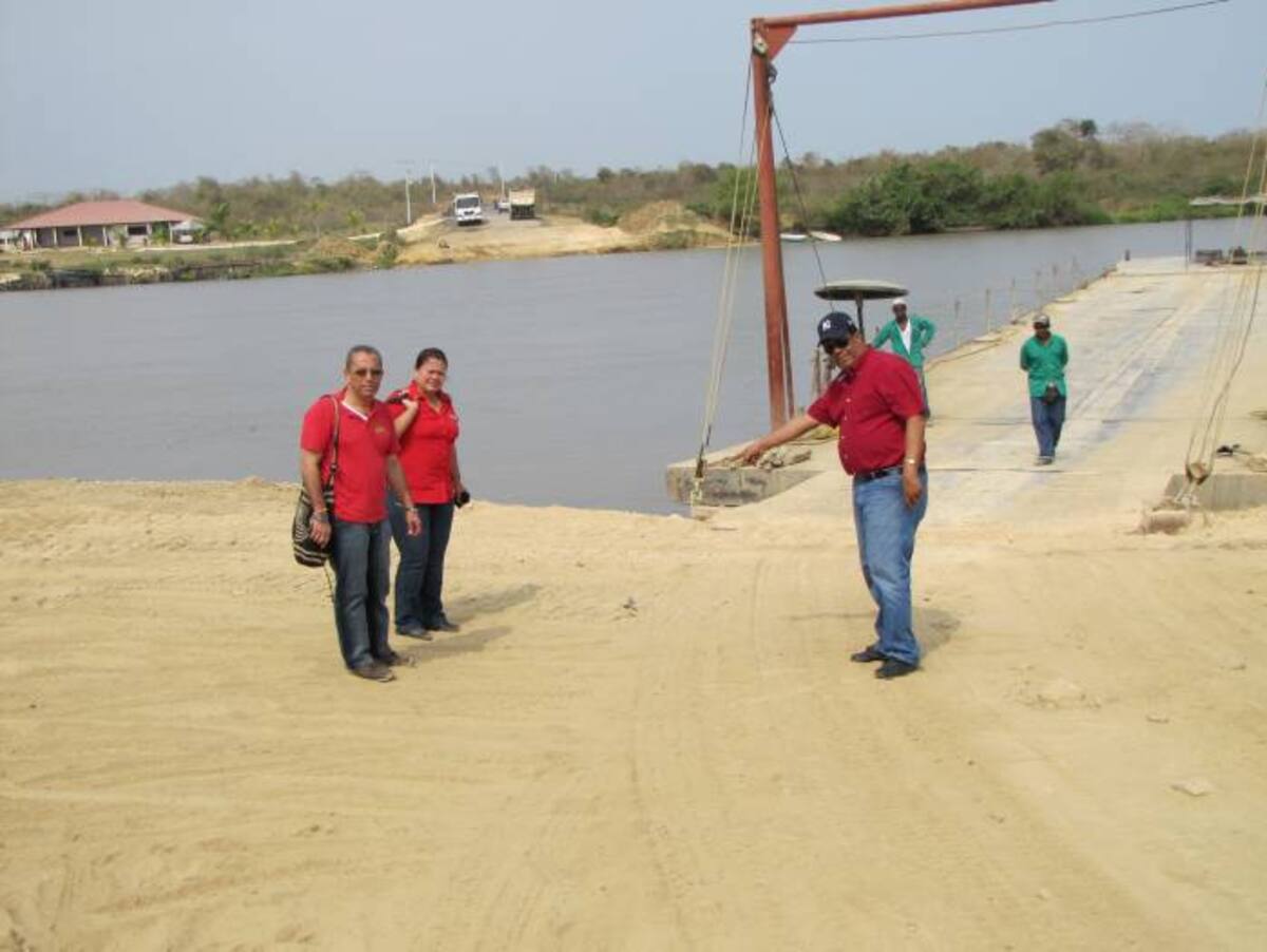 En este punto será construido el puente sobre el Canal del Dique que une la Vía de Barú con Cartagena. “Las obras del puente comenzarán en agosto próximo”, dijo el alcalde, Campo Elías Terán, quien realizó el recorrido acompañado por directora de Valorización Distrital, Clara Calderón y el asesor, Oscar Brieva. ANIBAL THERAN TOM-EL UNIVERSAL