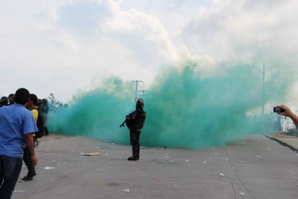 El Escuadrón Antidisturbios, Esmad, hizo presencia en la zona para retomar el control del Centro con gases lacrimógenos. Victor Mora Mendoza