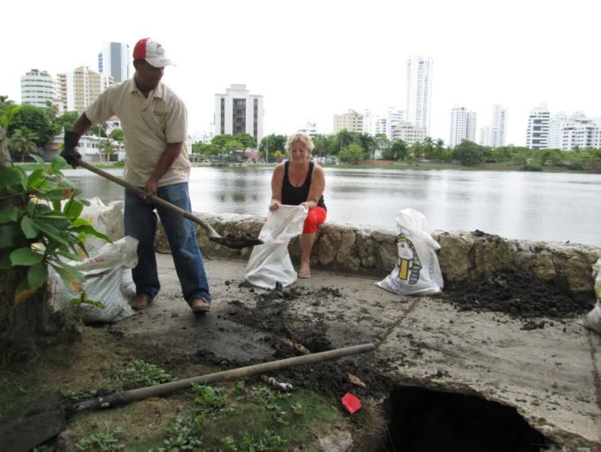 Bastantes sedimentos se extrajeron de los drenajes que conectan a la Avenida del Retorno con el lago. PEDRO TORRES, EL UNIVERSAL