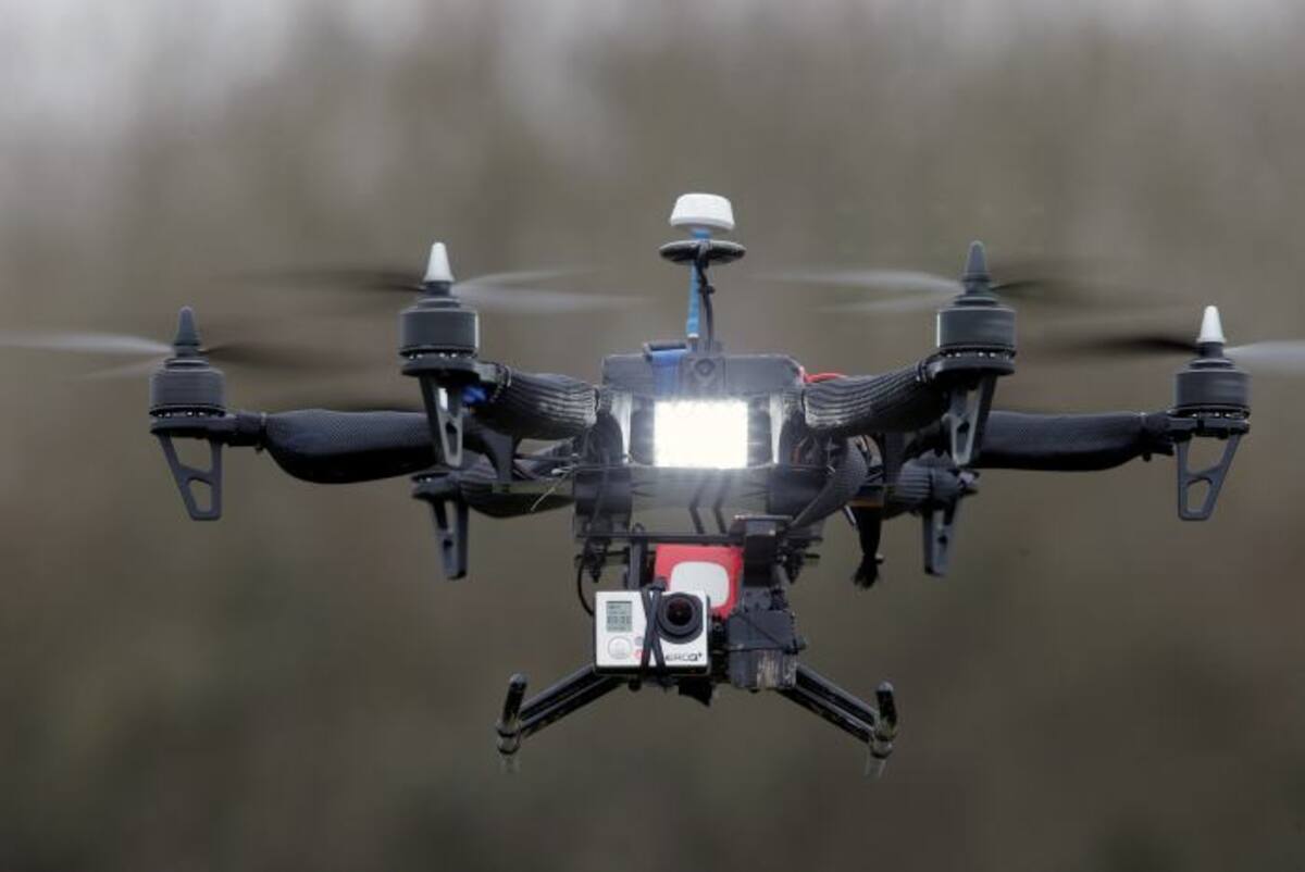 Una fuente de la policía parisina confirmó la presencia de los drones en el espacio aéreo de París. AP Francois Mori