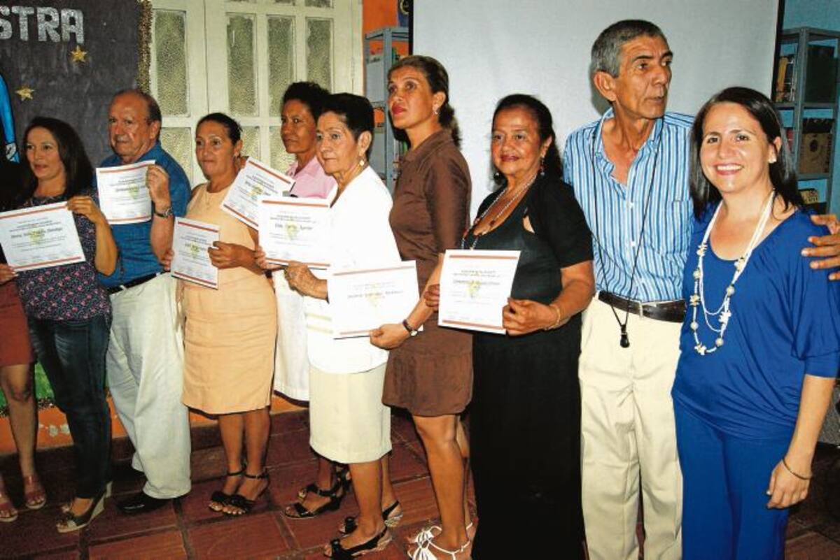 22 adultos mayores de Cereté se graduaron en manejo de computadores.