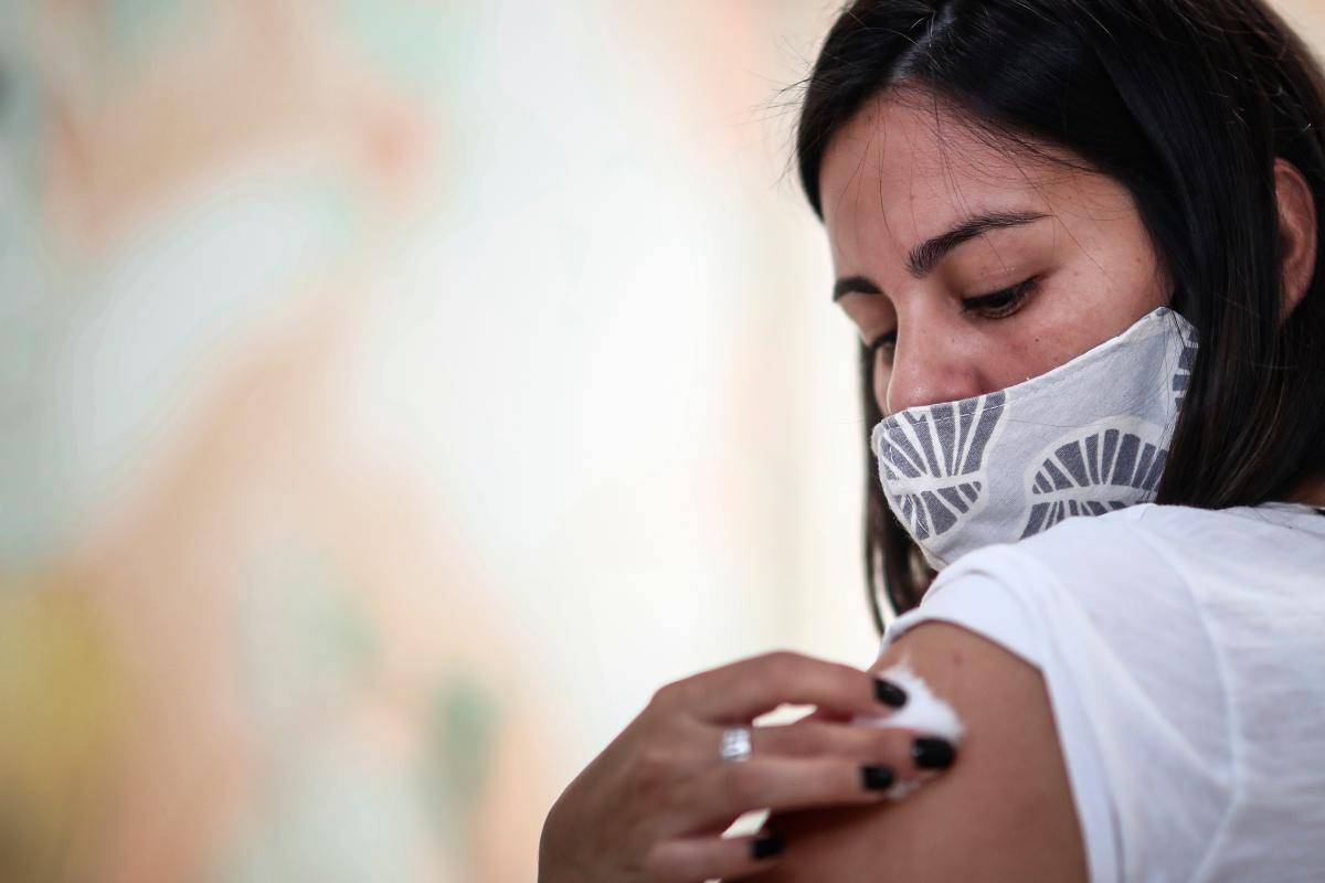 Vacuna COVID-19: efectos secundarios leves más comunes y cómo tratarlos