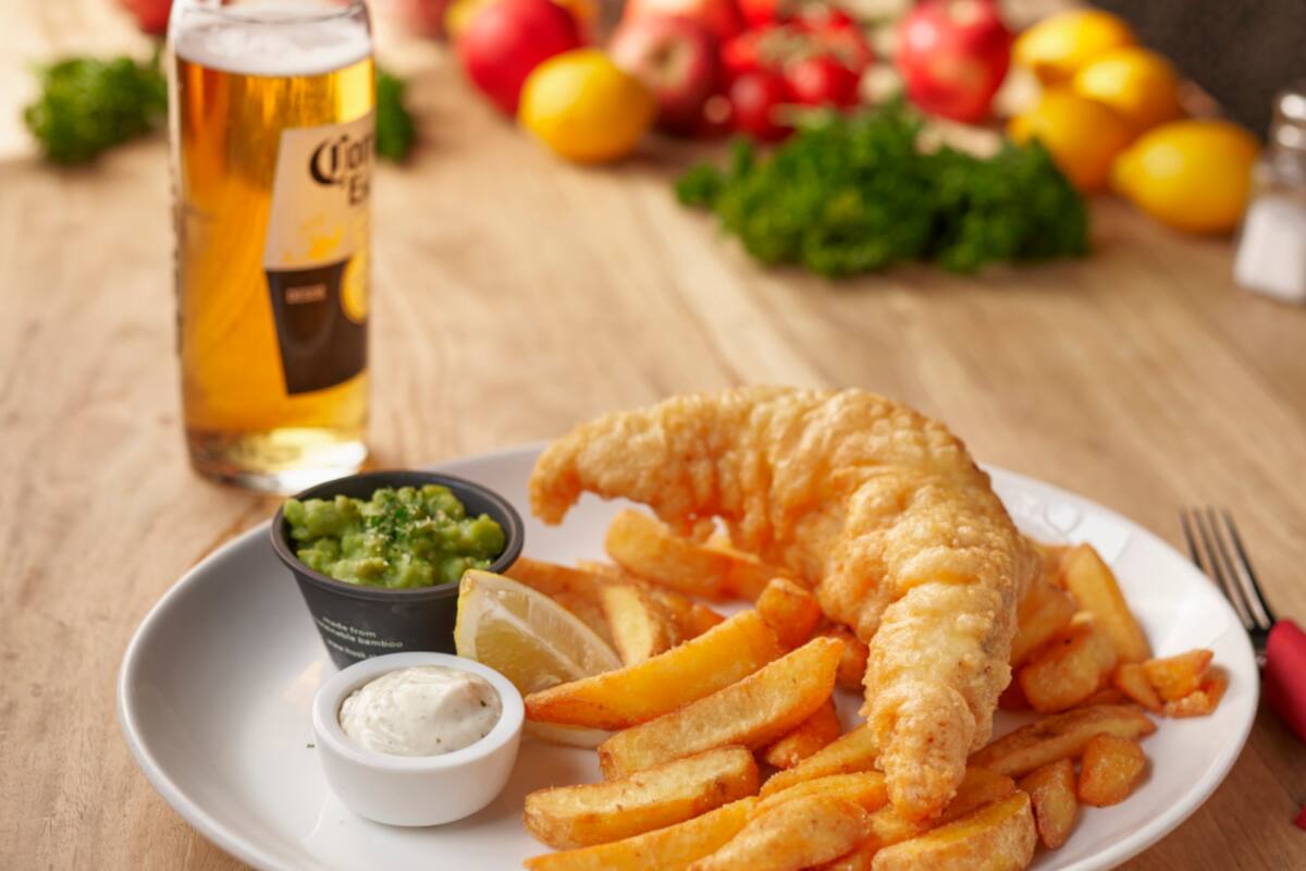 La razón por la que no debe mezclar sus comidas con cerveza