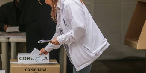 Elecciones y contratos públicos en Colombia estarían bajo control de grupos armados