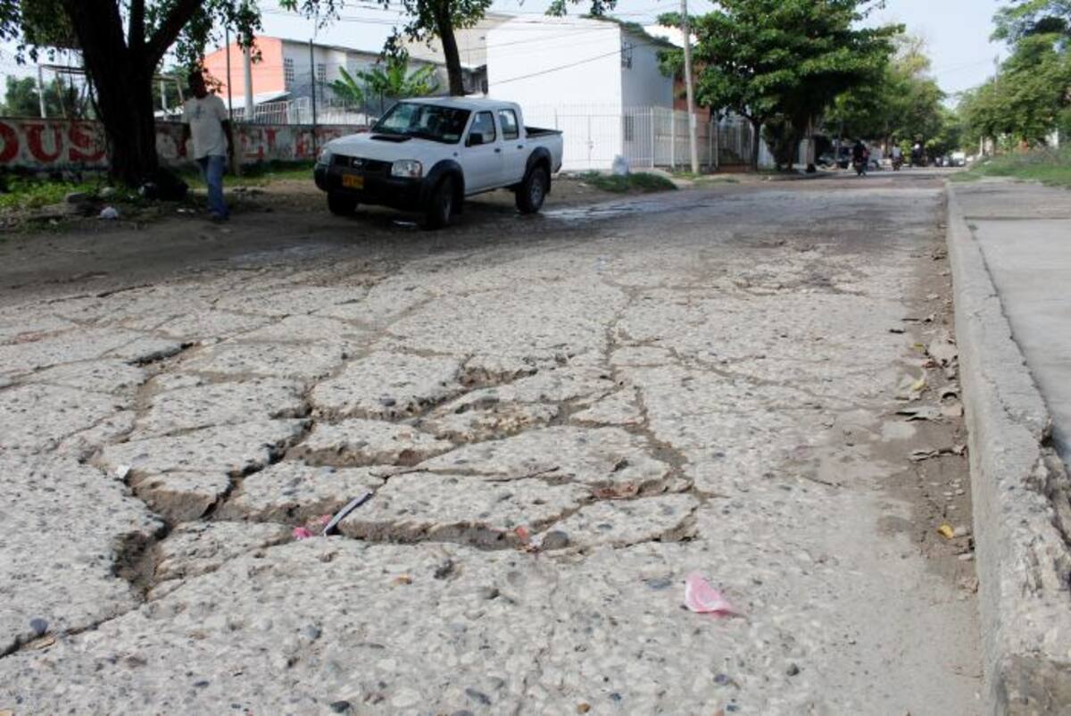 Parte de la malla vial está destruida. El punto más crítico es el tramo que del colegio Bertha Gedeón de Baladi baja a Nuevo Campestre y Alto Campestre, atravesando la quinta etapa. JULIO CASTAÑO BELTRÁN - EL UNIVERSAL